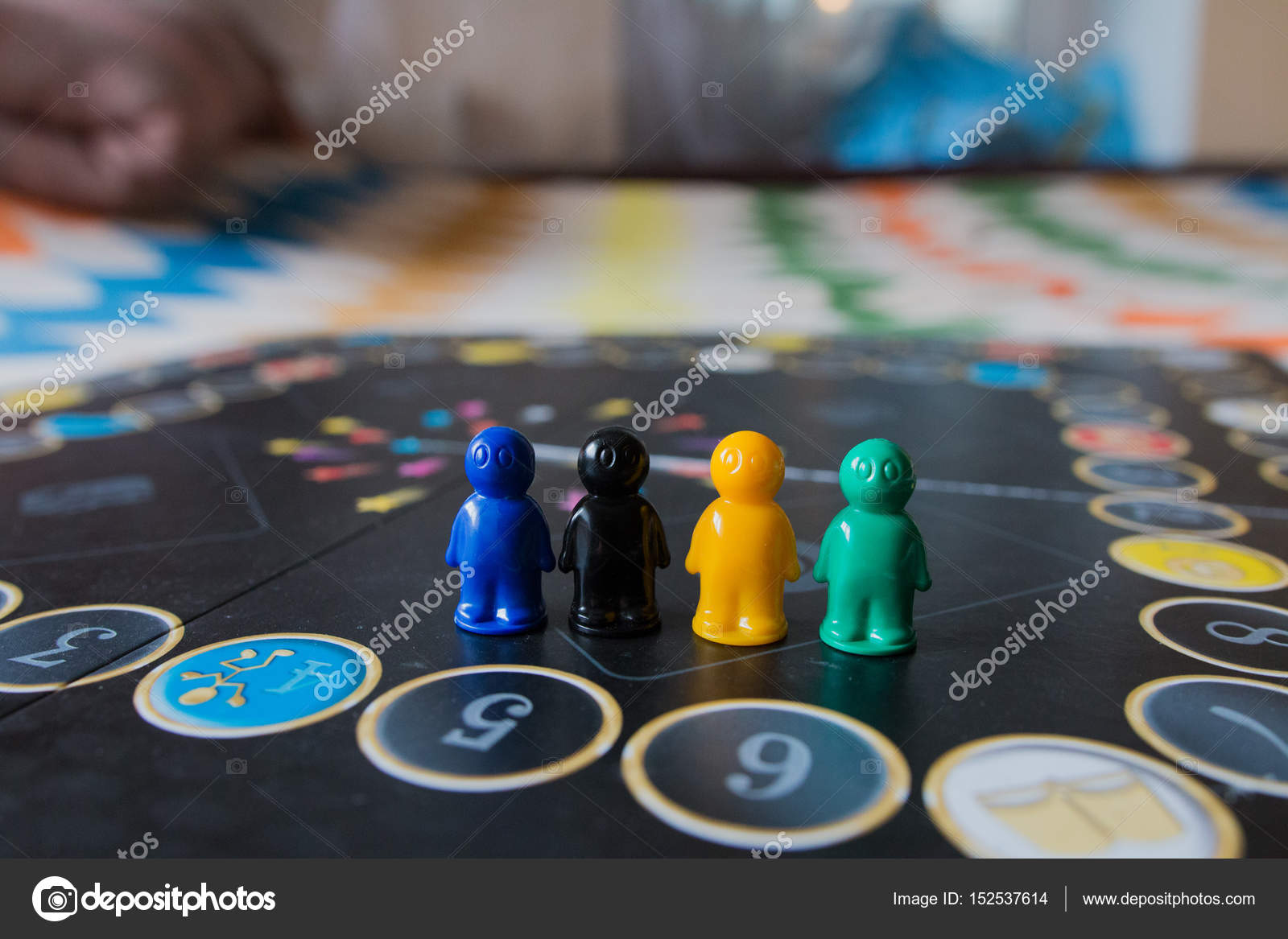 Fichas multicolores para juego de mesa en forma de hombrecitos — Foto
