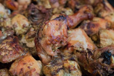 Büyük bir domuz etinin dilimlenmiş kızarmış tavuk