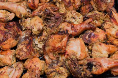 Büyük bir domuz etinin dilimlenmiş kızarmış tavuk