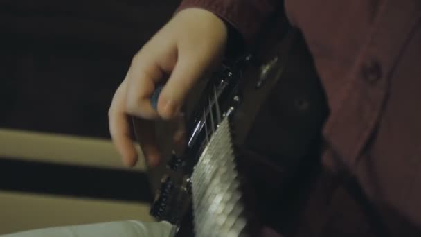 Mężczyzna gra gitara elektryczna — Wideo stockowe