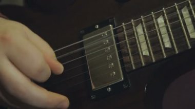 Adam elektro gitar çalış