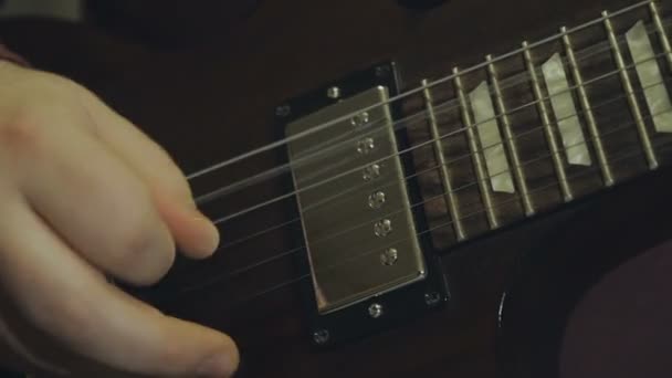 Homme joue de la guitare électrique — Video