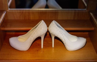 Ahşap arka plan üzerinde beyaz kadın ayakkabı