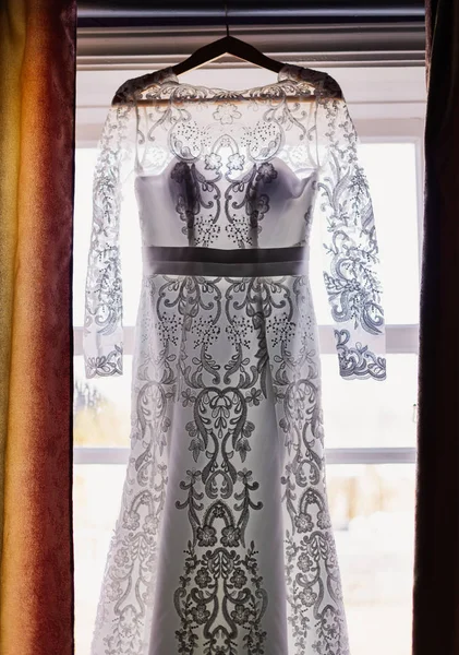 Vestido de novia colgado en la ventana de la habitación —  Fotos de Stock