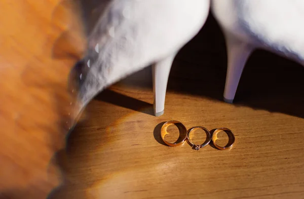 Anéis de casamento para um casamento neste dia feliz — Fotografia de Stock