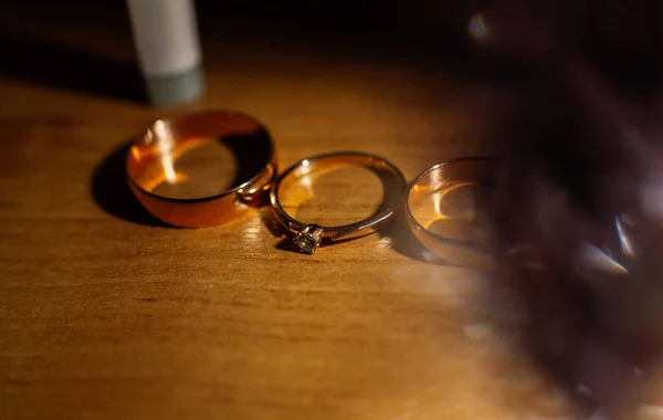 この幸せな結婚式のための結婚指輪の日 — ストック写真