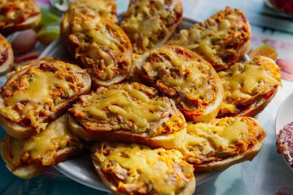 Sandwiches auf der Festtafel, schlechtes Essen — Stockfoto