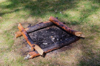 Parlak bir gün ormanda ateş yakar