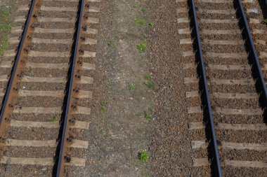 Demiryolu gün batımında hareket halinde. Renkli mavi gökyüzüne karşı hareket bulanıklığı olan tren istasyonu, endüstriyel konsept arka plan. Demiryolu seyahati, demiryolu turizmi. Bulanık demiryolu. Ulaşım