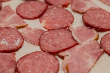 Mayonez ve peynir, pizza hazırlık ile hamur etli sosis