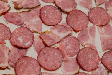 Mayonez ve peynir, pizza hazırlık ile hamur etli sosis