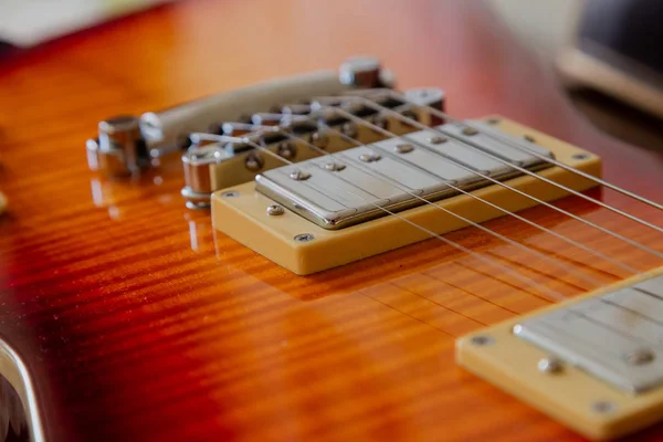 Elektrische gitaar body en nek detail op houten achtergrond vintage look — Stockfoto