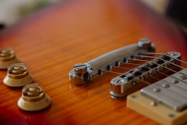 Elektrische gitaar body en nek detail op houten achtergrond vintage look — Stockfoto