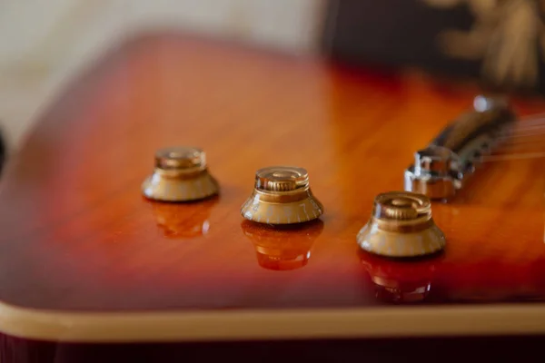 Elektrische gitaar body en nek detail op houten achtergrond vintage look — Stockfoto