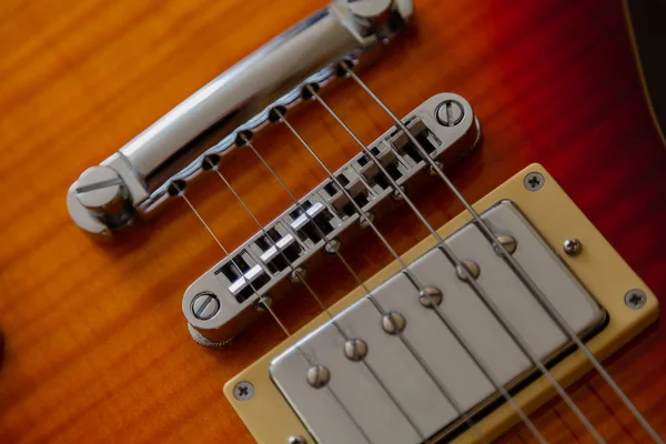 Elektrische gitaar body en nek detail op houten achtergrond vintage look — Stockfoto