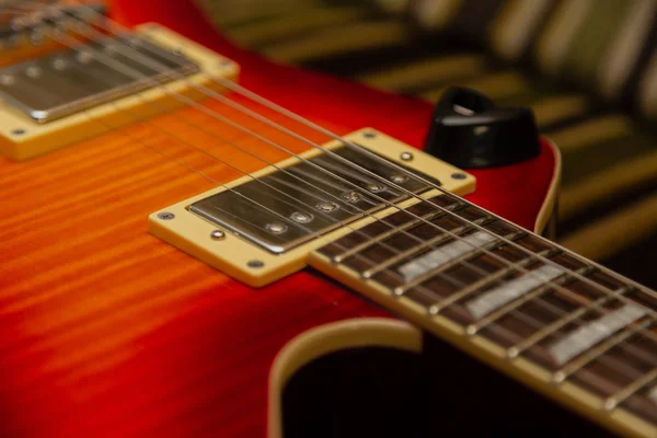 Guitarra eléctrica cuerpo y cuello detalle sobre fondo de madera vintage look — Foto de Stock