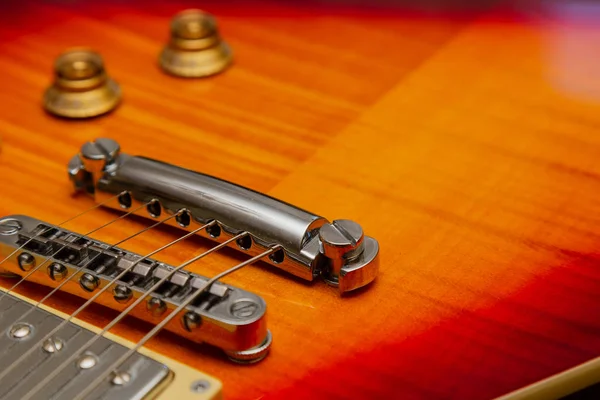 Elektrische gitaar body en nek detail op houten achtergrond vintage look — Stockfoto