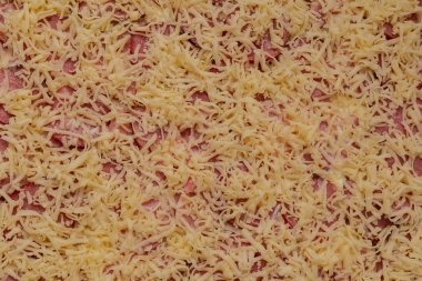 Mayonez ve peynir, pizza hazırlık ile hamur etli sosis