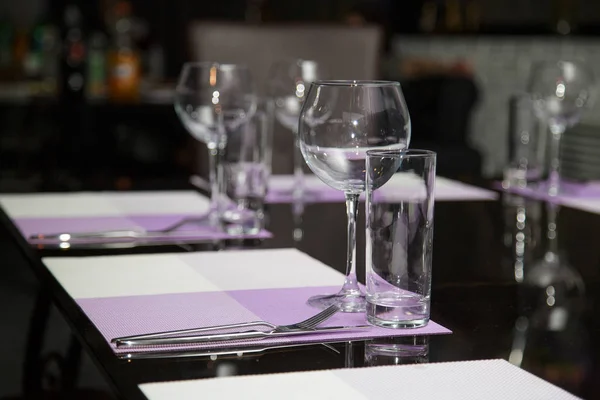 Empty glass glasses on the table in the restaurant — Stock Photo, Image