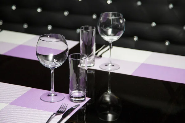 Empty glass glasses on the table in the restaurant — Stock Photo, Image