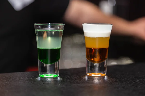 Цветной коктейль в баре в ночном клубе — стоковое фото