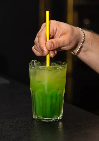 Farbenfroher Cocktail an der Bar im Nachtclub — Stockfoto