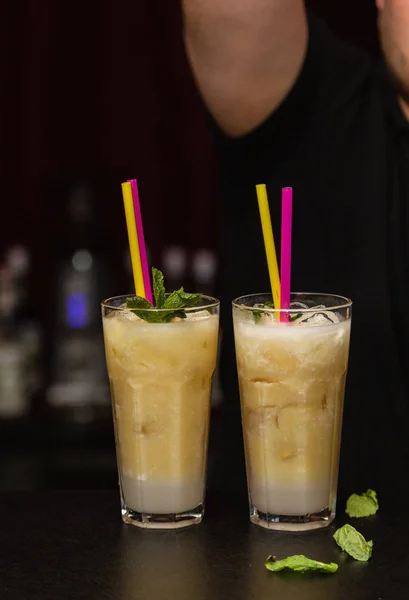 Цветной коктейль в баре в ночном клубе — стоковое фото