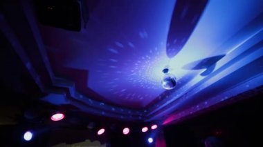 Gece kulübünde disko ayna
