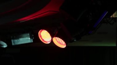 Gece kulübünde çakmak farklı renklerde kızdırma