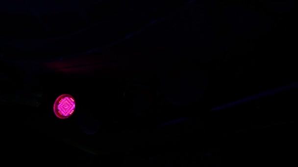 Encendedores en el club nocturno brillan en diferentes colores — Vídeo de stock
