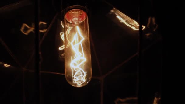 백열 램프는 벽에 plafone에서. — 비디오