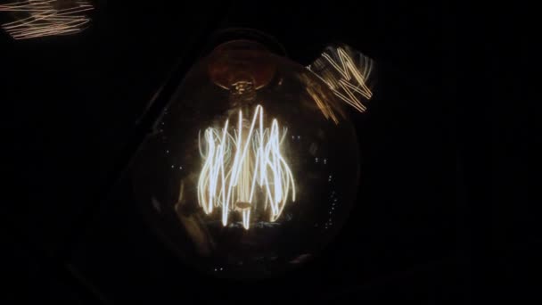 Лампа розжарювання в плато на стіні . — стокове відео