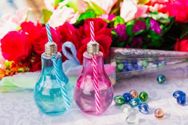 Meyveli caipirinha kokteyl sayaç üzerinde bir lamba gibi şeklinde şişe.