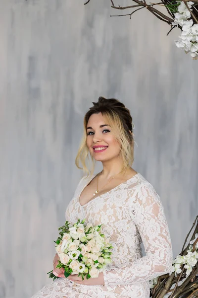 Красива жінка в весільній сукні в фотостудії . — стокове фото