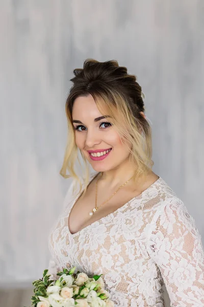 Mooie vrouw in trouwjurk in de fotostudio. — Stockfoto