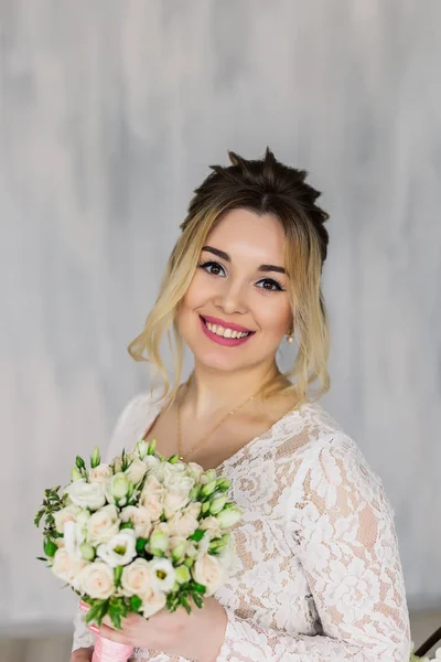 Schöne Frau im Hochzeitskleid im Fotostudio. — Stockfoto