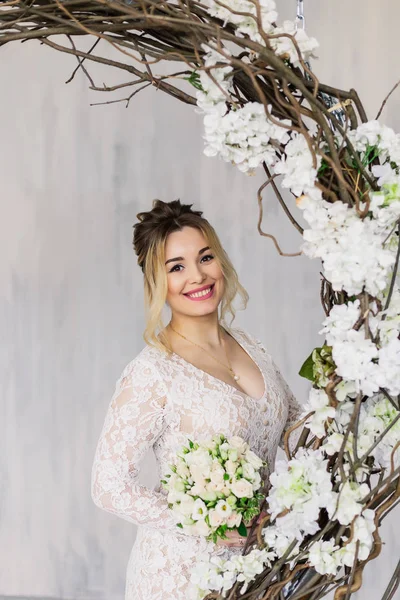 Hermosa mujer en vestido de novia en el estudio de fotos . —  Fotos de Stock