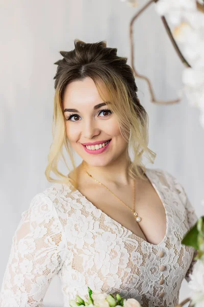 Piękna kobieta w sukni ślubnej w studio fotograficzne. — Zdjęcie stockowe