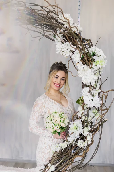 Hermosa mujer en vestido de novia en el estudio de fotos . —  Fotos de Stock