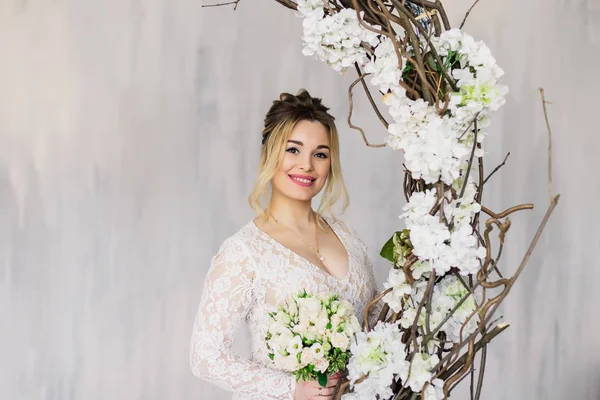 Hermosa mujer en vestido de novia en el estudio de fotos . —  Fotos de Stock