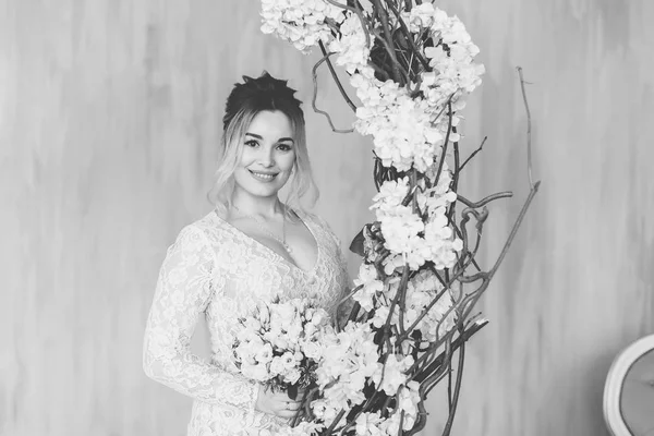 Beautiful woman in wedding dress in photo studio. — Stock Photo, Image