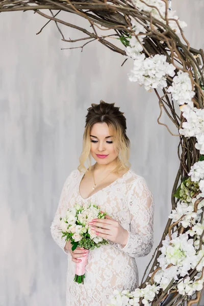 Hermosa mujer en vestido de novia en el estudio de fotos . —  Fotos de Stock