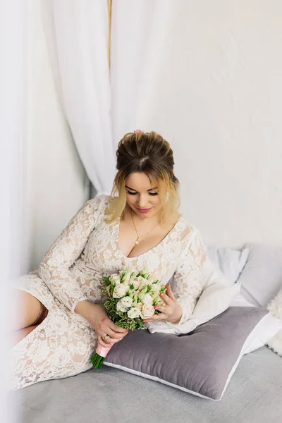 Hermosa mujer en vestido de novia en el estudio de fotos . —  Fotos de Stock
