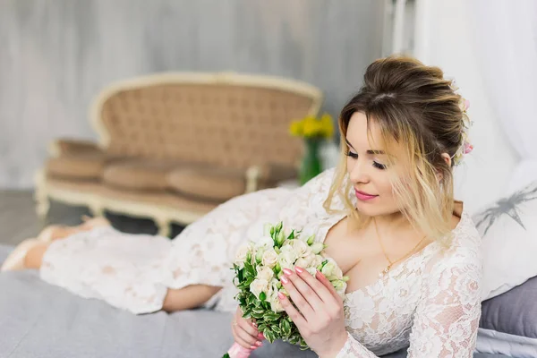 Schöne Frau im Hochzeitskleid im Fotostudio. — Stockfoto