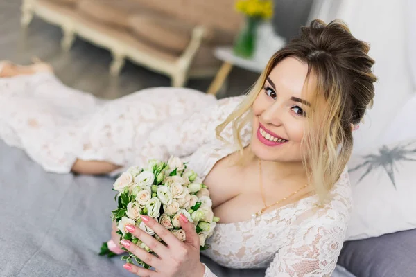 Schöne Frau im Hochzeitskleid im Fotostudio. — Stockfoto