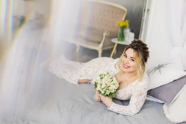 Schöne Frau im Hochzeitskleid im Fotostudio. — Stockfoto