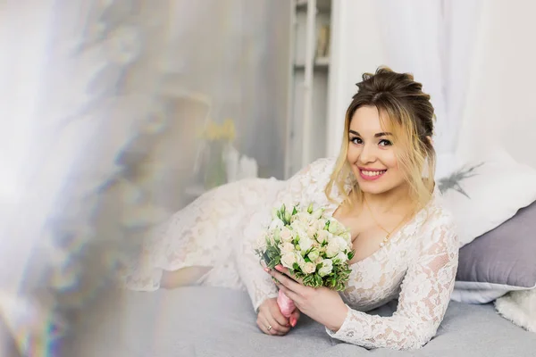 Schöne Frau im Hochzeitskleid im Fotostudio. — Stockfoto