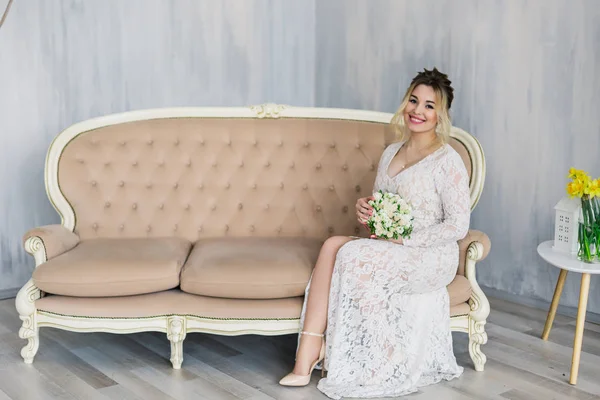 Schöne Frau im Hochzeitskleid im Fotostudio. — Stockfoto