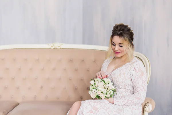 Hermosa mujer en vestido de novia en el estudio de fotos . —  Fotos de Stock