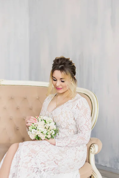 Schöne Frau im Hochzeitskleid im Fotostudio. — Stockfoto